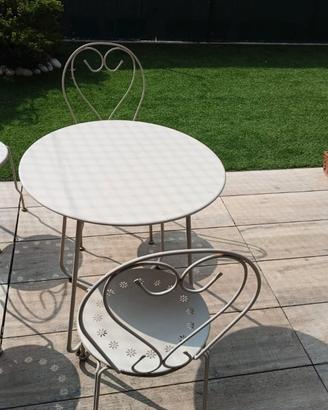 Tavolino con sedie in ferro da giardino