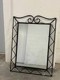 Specchio con cornice in ferro battuto