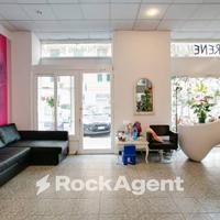 LOCALE COMMERCIALE A REDDITO - DUE AMPIE VETRINE