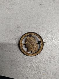 spilla ricavata da moneta argentina 