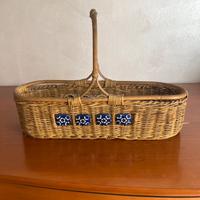 Cestino in vimini intrecciato
