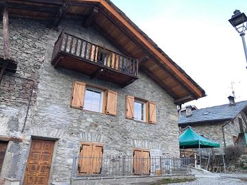 Casa ristrutturata in frazione quota 700