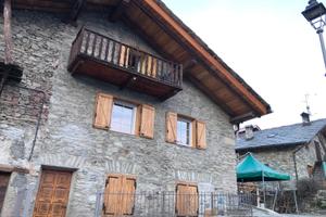 Casa ristrutturata in frazione quota 700