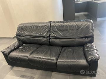 Divano 3 posti + 2 poltrone €450 trattabili
