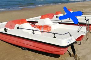 Pedalò con ruote per l'alaggio 