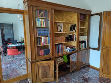 Libreria classica in legno con ante