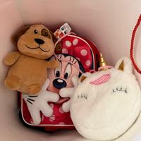 Zainetti e un peluche