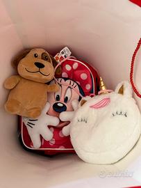 Zainetti e un peluche