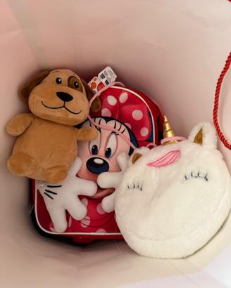 Zainetti e un peluche