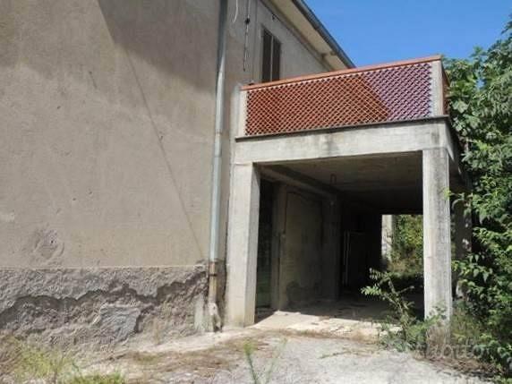 Rustico / Casale di 300 m² con più di 5 locali a T - Altro