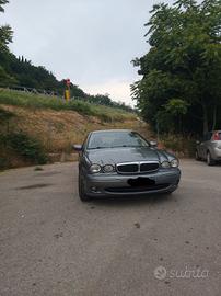 Jaguar X-Type 2.5 V6 – Classe retrò e KM 140.000