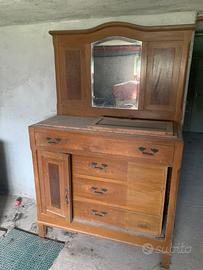 Antico mobile con specchio