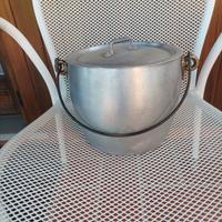 vecchia pentola in alluminio