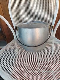 vecchia pentola in alluminio