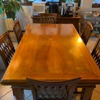 Tavolo sala da pranzo  con sedie