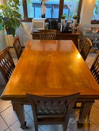Tavolo sala da pranzo  con sedie