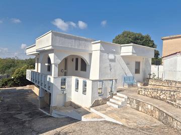 C.da Coreggia, villa su due livelli con spiazzo