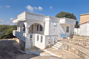 C.da Coreggia, villa su due livelli con spiazzo