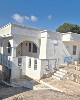 C.da Coreggia, villa su due livelli con spiazzo