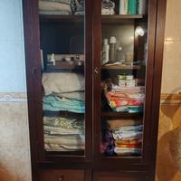 mobile con vetrine in arte povera 