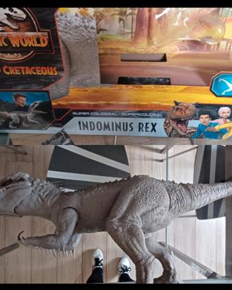 dinosauro indominus rex super Colossale jurassic 