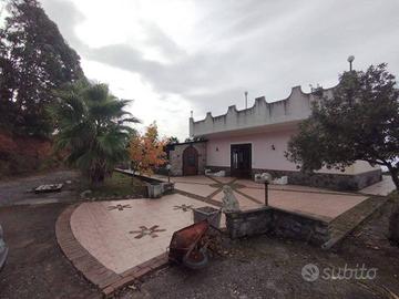 Attività / Licenza di 152 m² con 3 locali a Scalea