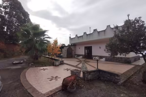 Attività / Licenza di 152 m² con 3 locali a Scalea