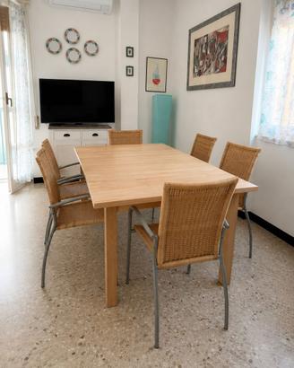 Tavolo da pranzo in legno con 6 sedie in vimini