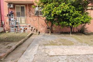 Appartamento pianorialzato con accesso al giardino