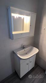 Mobile bagno con specchi e lavabo – lotto