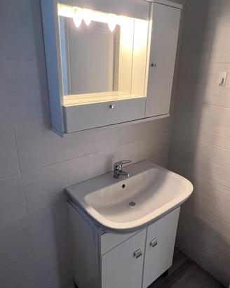 Mobile bagno con specchi e lavabo – lotto