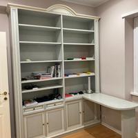Libreria con decorazioni fatte a mano + letto