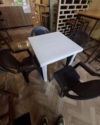 4 tavoli + 16 sedie in plastica – anche in blocco