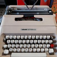 Macchina da scrivere Lettera 35 degli anni '70