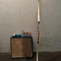 Arco con frecce e paglione