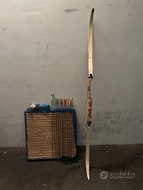 Arco con frecce e paglione