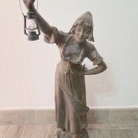 Statua Donna con Lanterna Vintage in Metallo