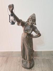 Statua Donna con Lanterna Vintage in Metallo
