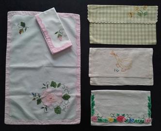 Set tovaglietta colazione + 3 bustine con ricami