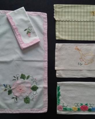 Set tovaglietta colazione + 3 bustine con ricami