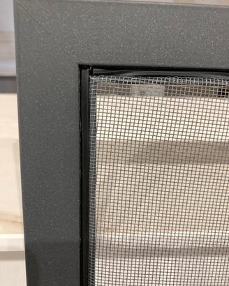 Zanzariera fissa con telaio alluminiò grigio