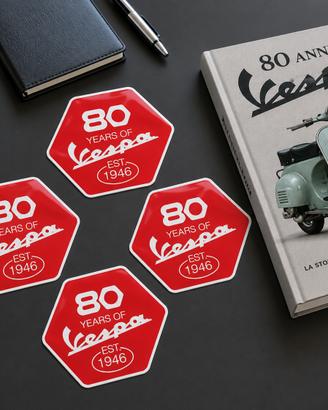 Adesivi tipo 80 anni della Vespa.