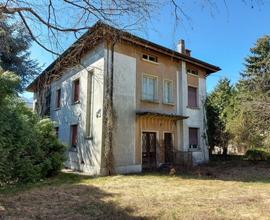 Palazzina quadrifamiliare da ristrutturare con gia