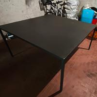 Tavolo quadrato 140x140 in resina di cemento