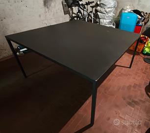 Tavolo quadrato 140x140 in resina di cemento