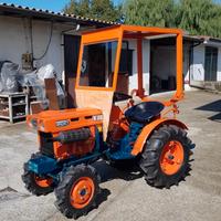 Trattore kubota con attrezzi vari