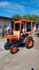 Trattore kubota con attrezzi vari