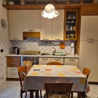 Cucina in linea con tavolo sedie elettrodomestici