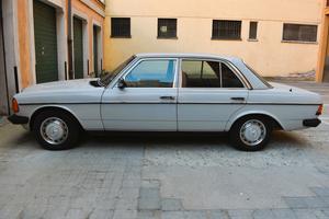 Mercedes 200 - 1979