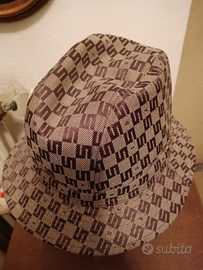 Cappello Sisley molto bello e ben tenuto